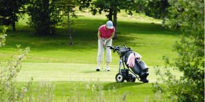 Female golfer ready to putt